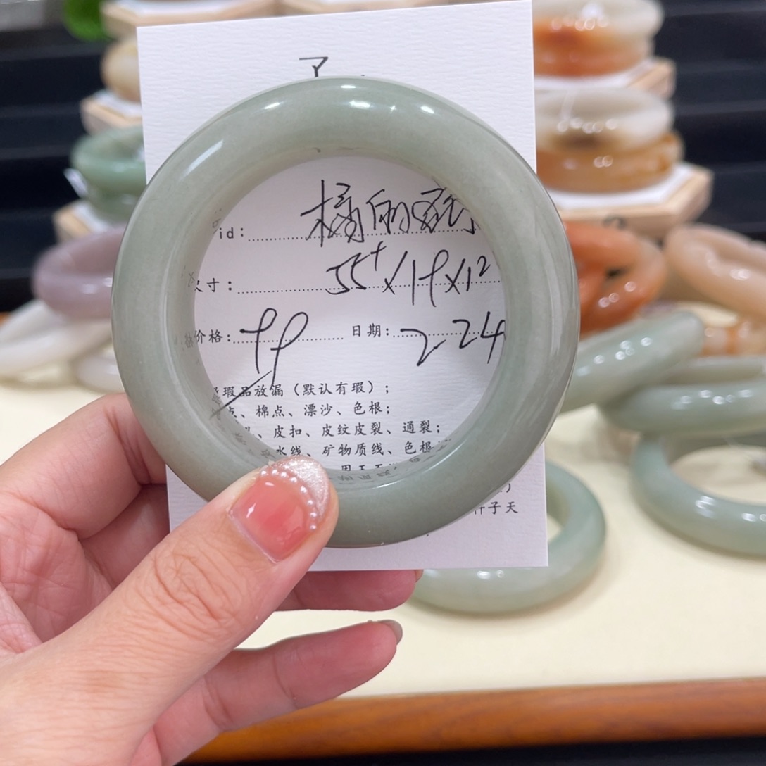 石英质玉手镯未镶嵌橘**行