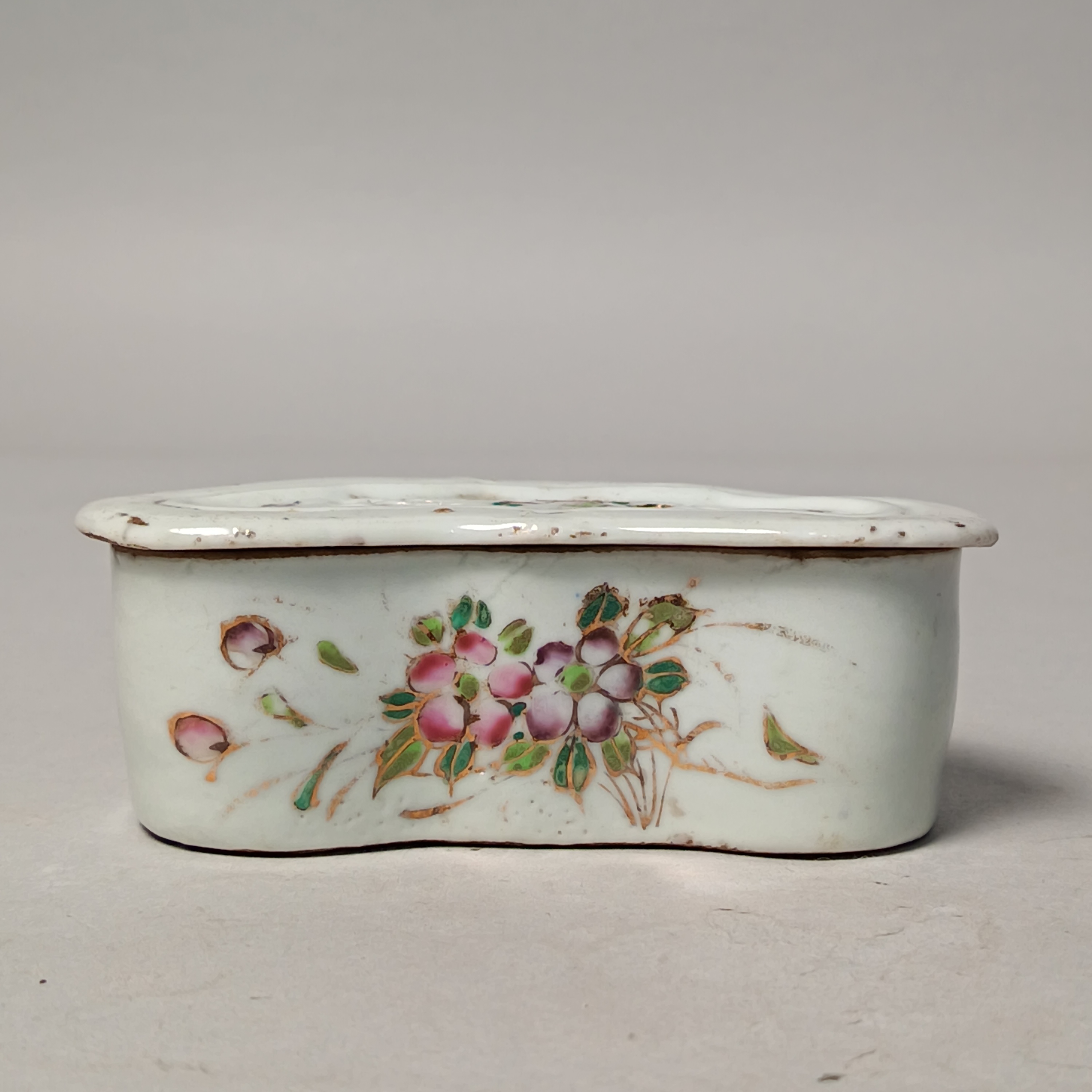 【010031023】BJ 民国 粉彩描金花卉蝴蝶盖盒