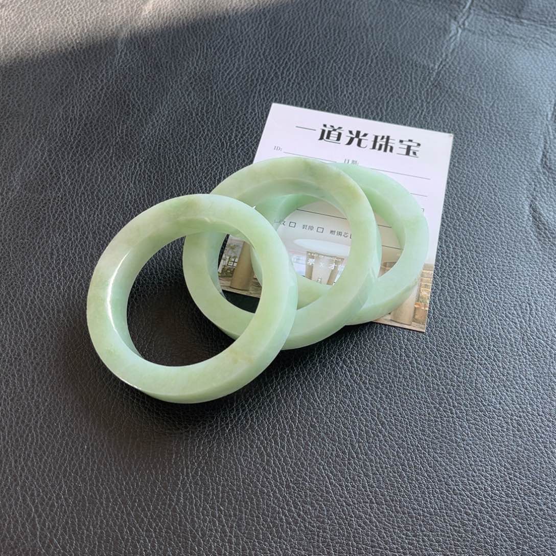 请***姐定制翡翠未镶嵌手镯