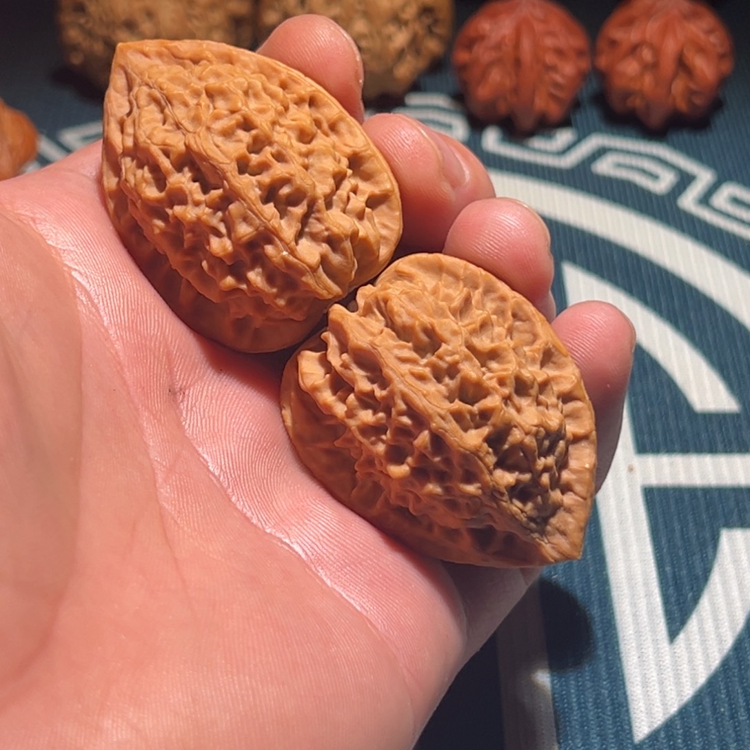 琦***敌文玩核桃吊坠鸡心