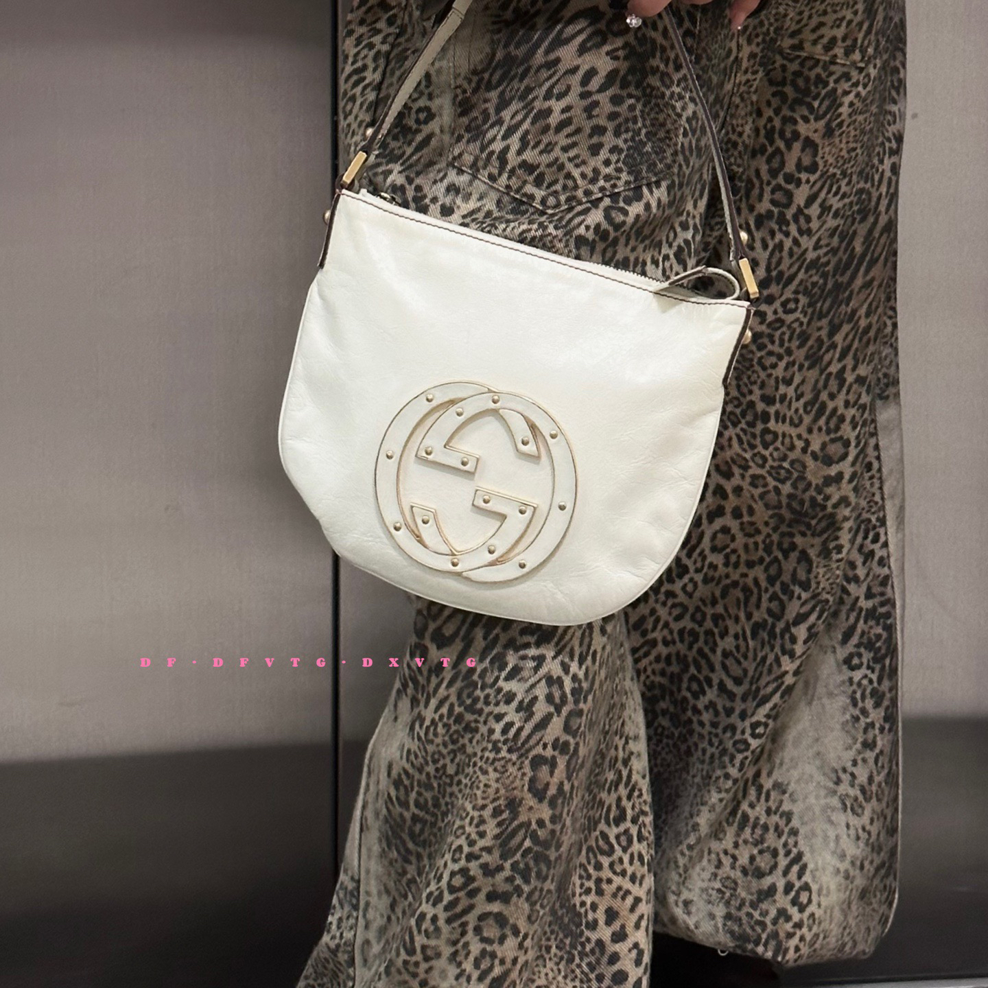 95新 GUCCI/古驰 gucci 奶昔白金铆钉扣单肩包K