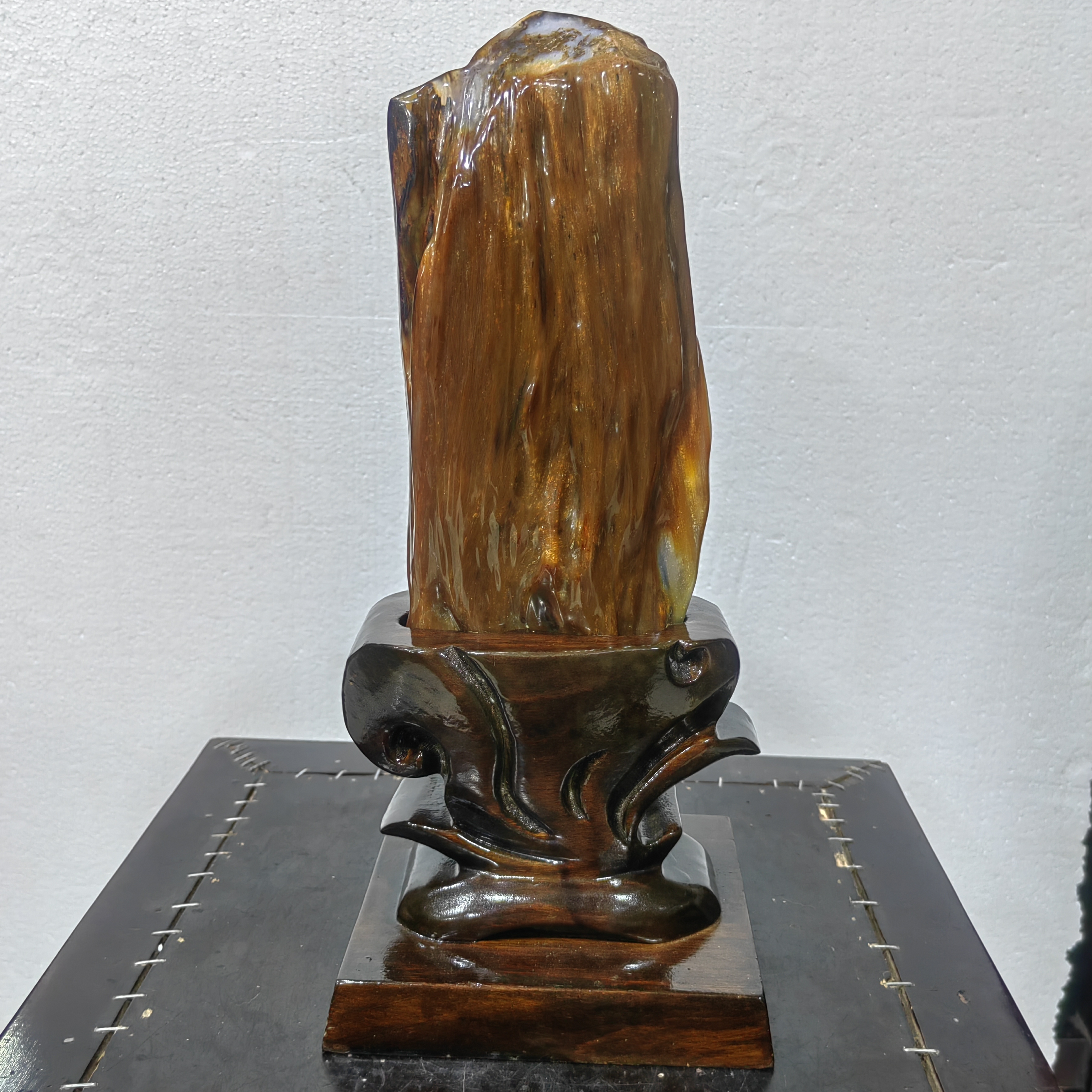 缅甸天然树化玉，连底座总高32公分，裸石尺寸19/9/5长宽厚，重4斤