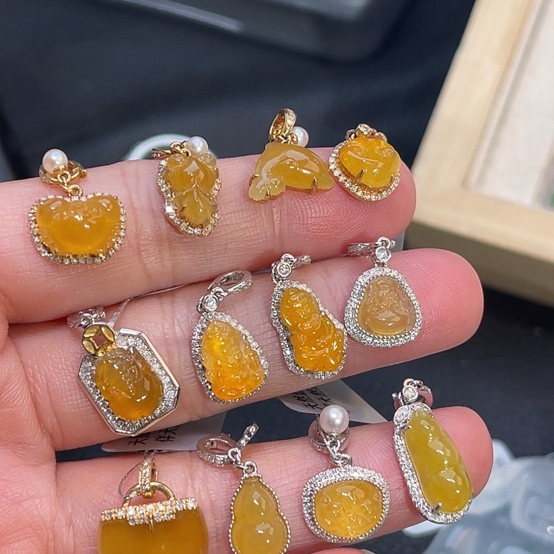 翡翠18K金镶嵌颈饰黄翡小提溜