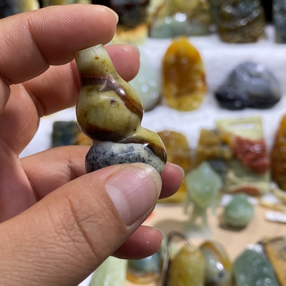 蛇纹石玉未镶嵌颈饰