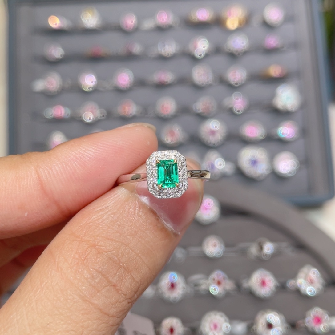 祖母绿戒指18K金镶嵌0.3ct 哥伦比亚