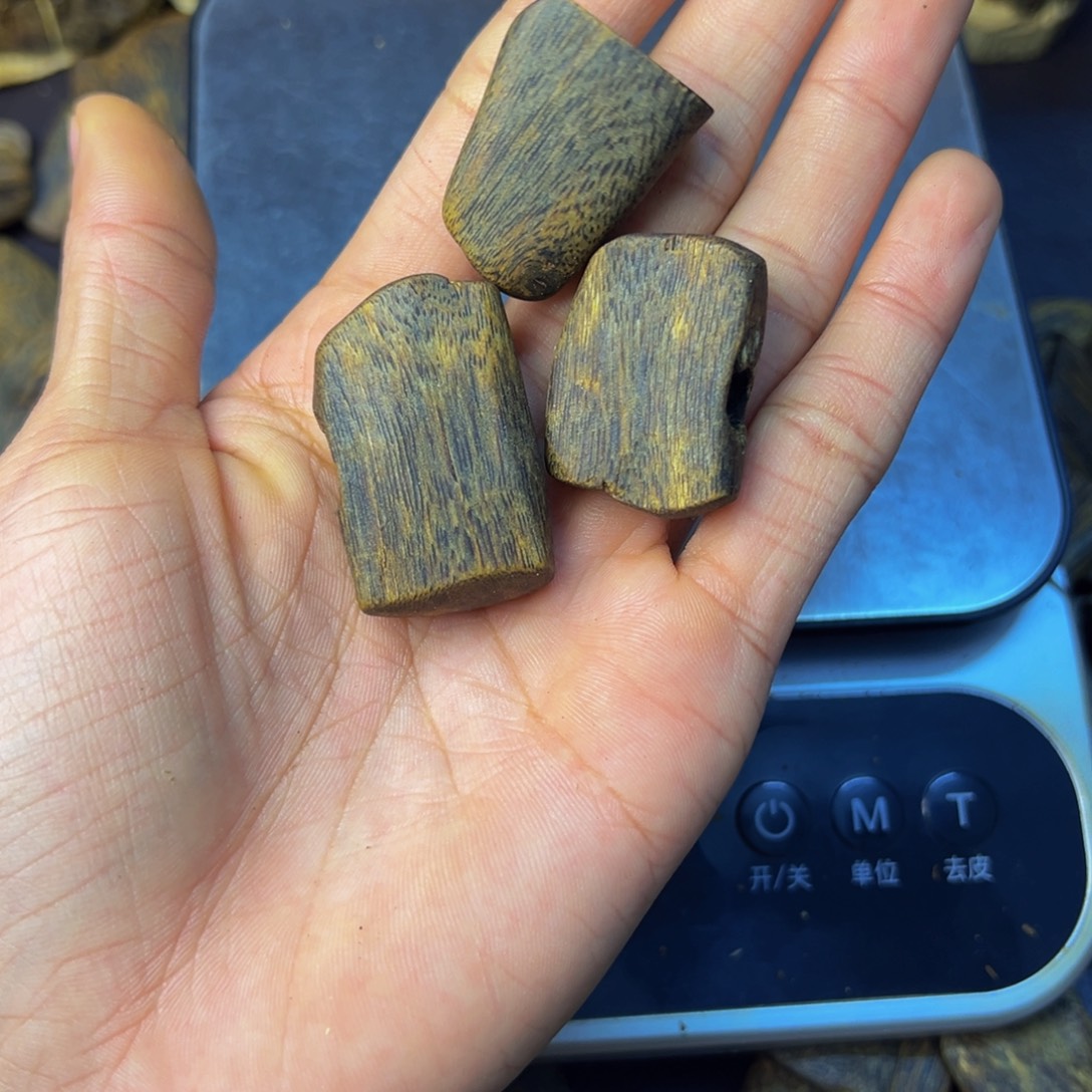 缘***劫沉香碎屑沉香蓝宝石