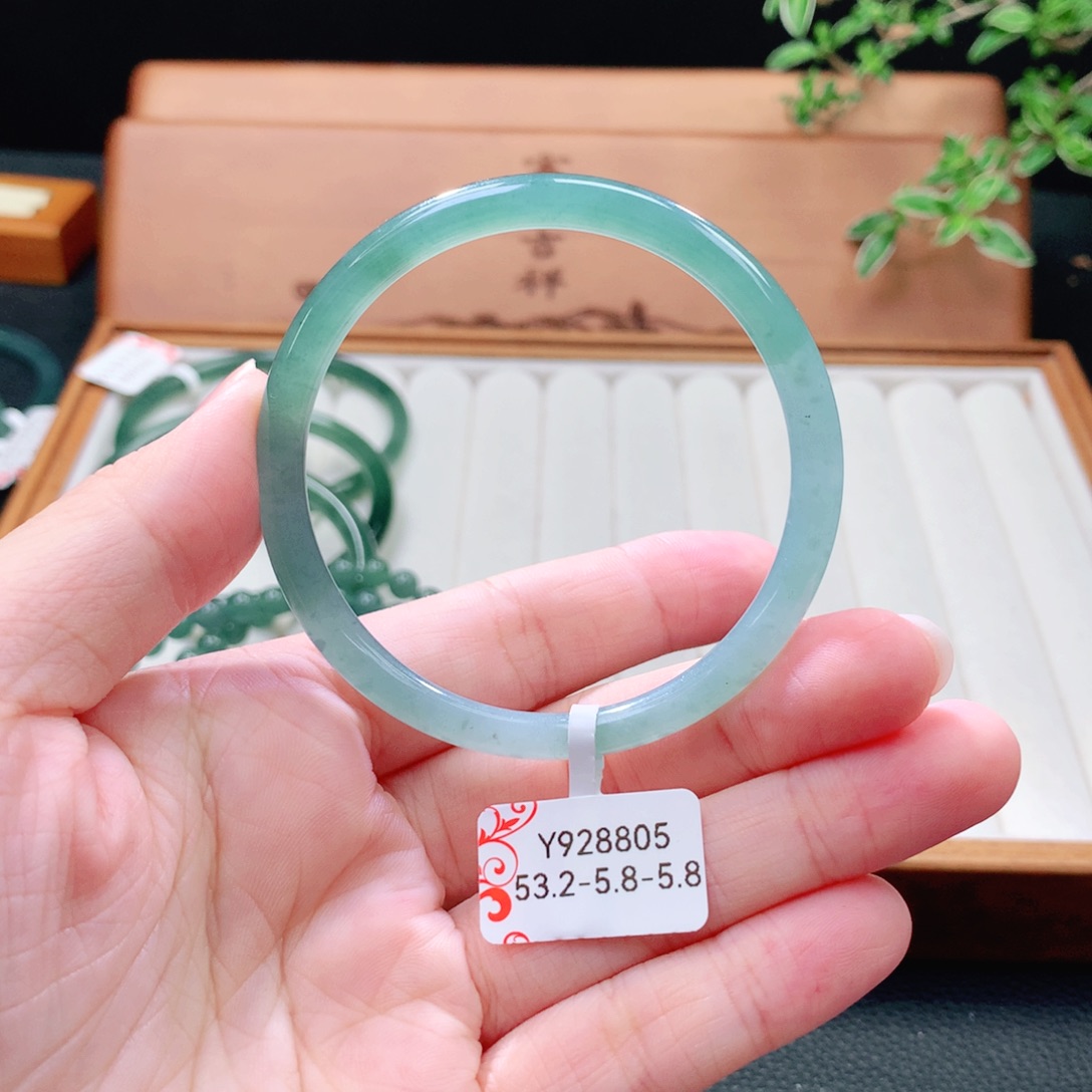 翡翠未镶嵌手镯（圆镯）
