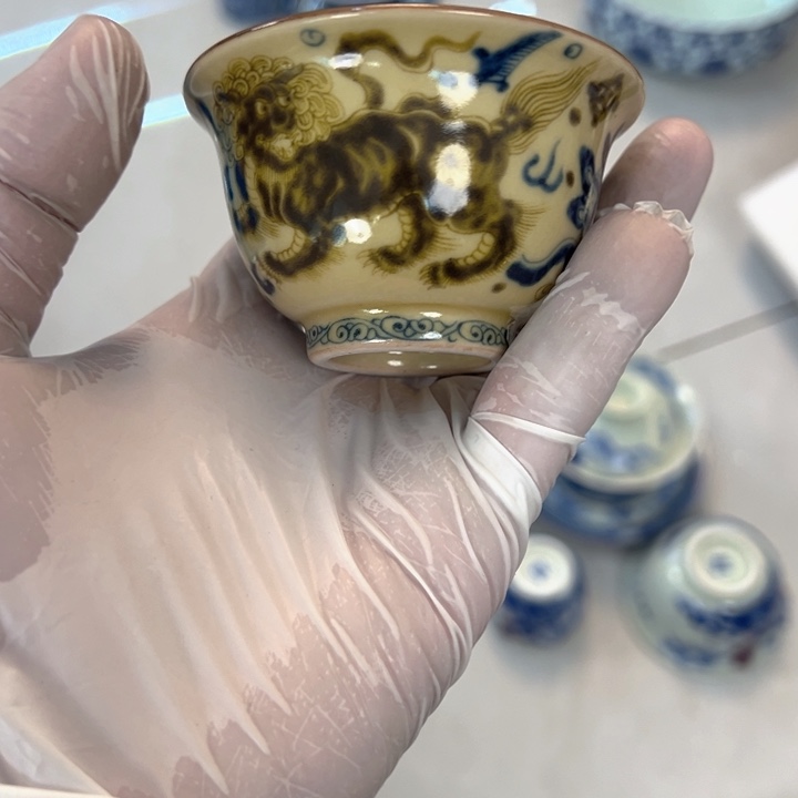 瓷片釉里金狮子压手杯客杯全品