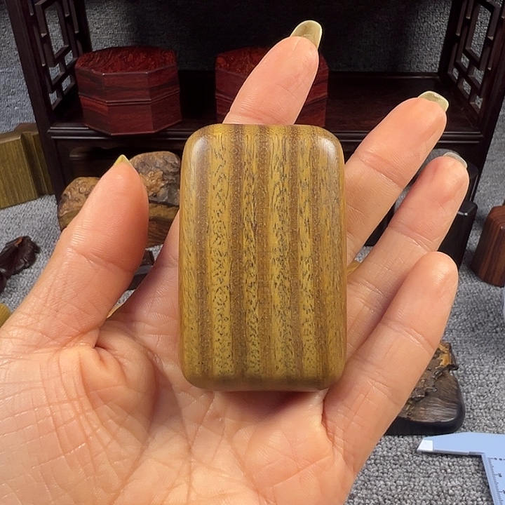 维腊木（绿檀）随型手把件