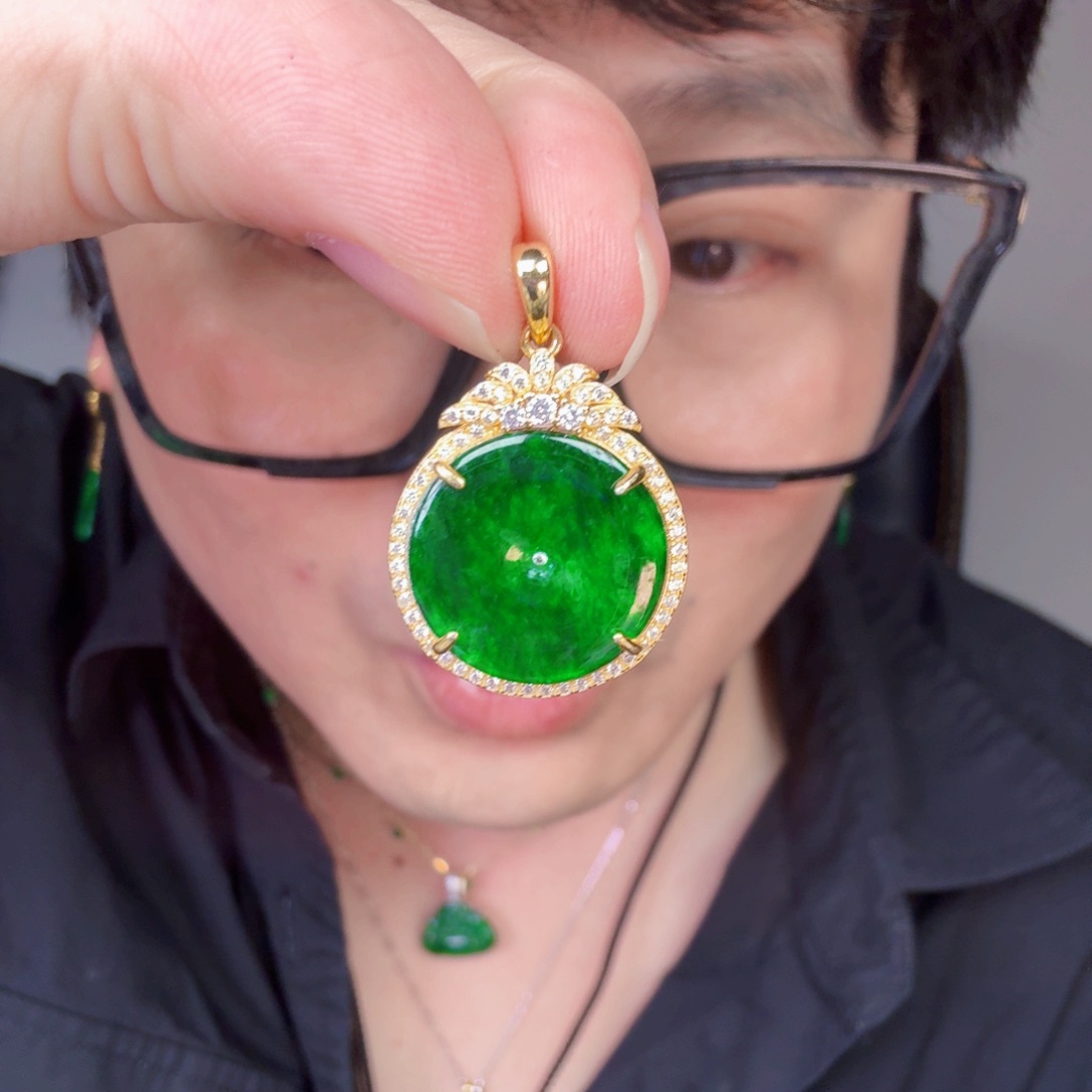 翡翠未镶嵌颈饰一件