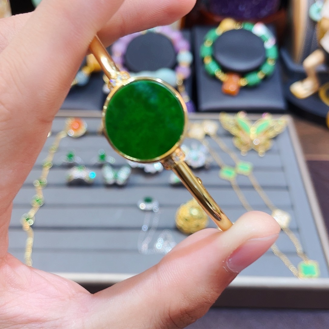 翡翠颈饰未镶嵌翡翠