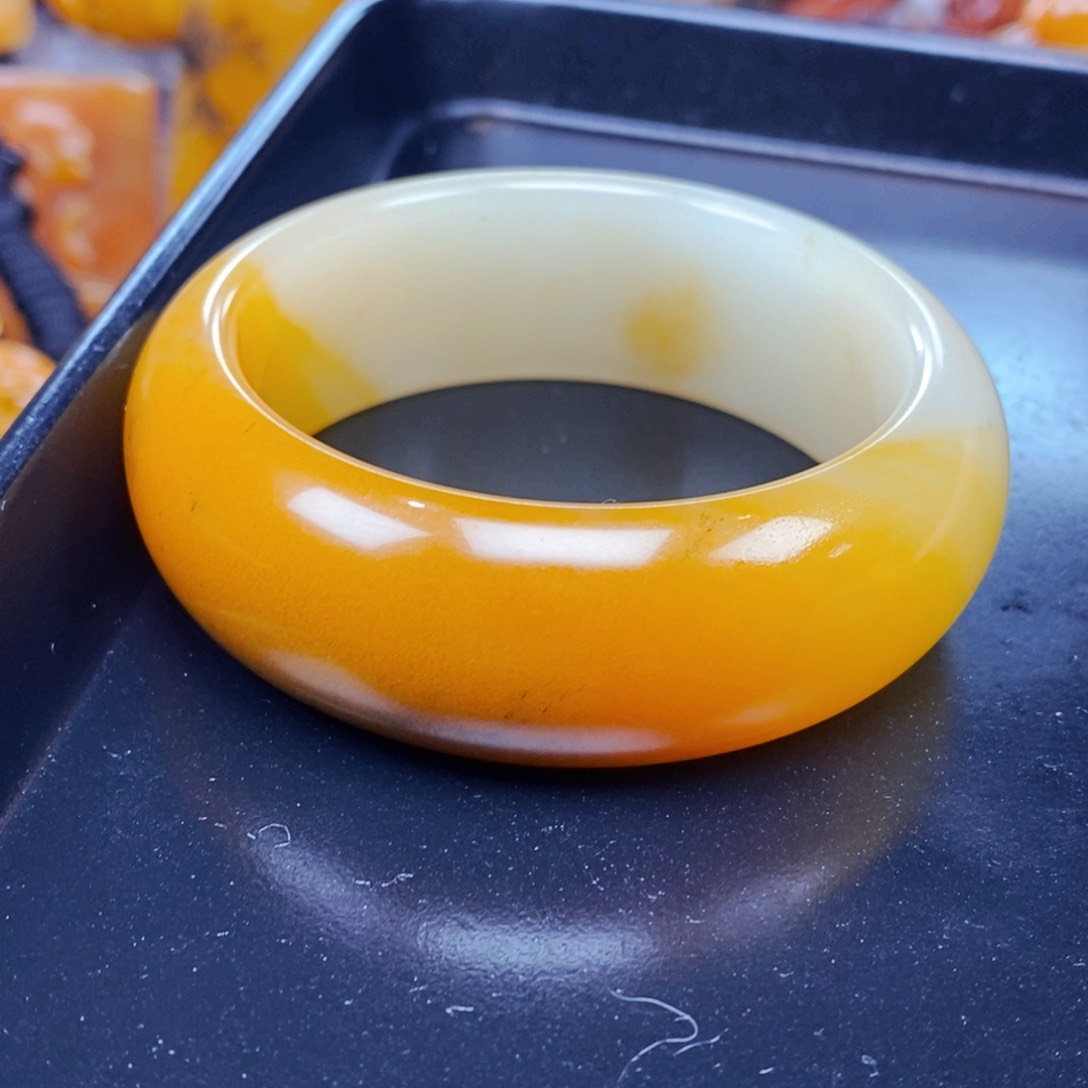 未镶嵌石英质玉（黄龙玉）颈饰