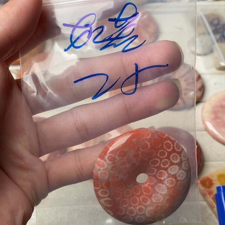 硅化玉颈饰未镶嵌如*?