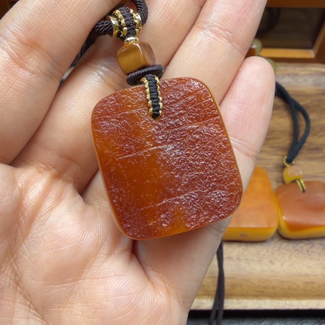 琥珀未镶嵌吊坠(赠链)