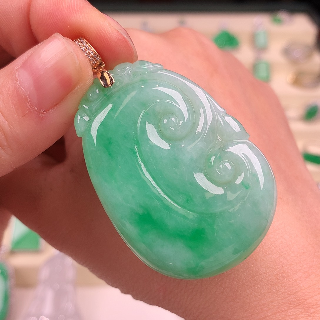 颈饰18K金镶嵌翡翠缅料