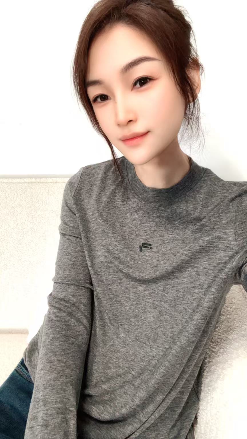 2590拼接剪裁设计垂感修身图案袖口刺绣圆领长袖天丝打底t