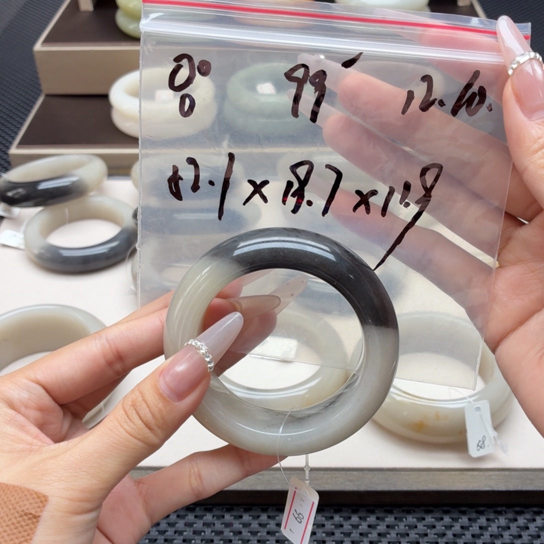 ****石英岩玉未镶嵌手镯