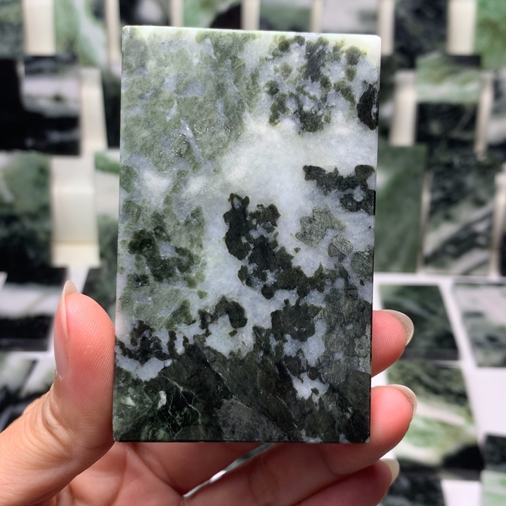 独山玉颈饰未镶嵌