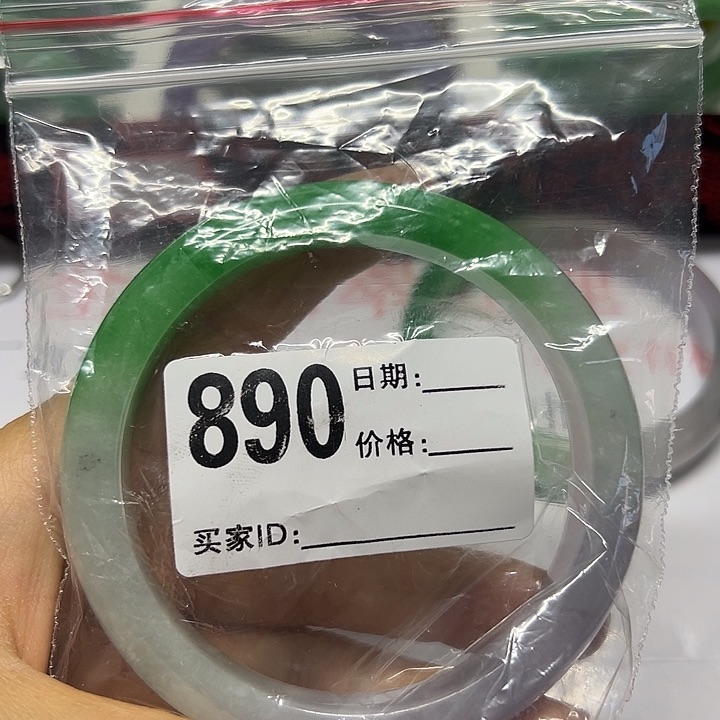 翡翠手镯未镶嵌丑*鸭女