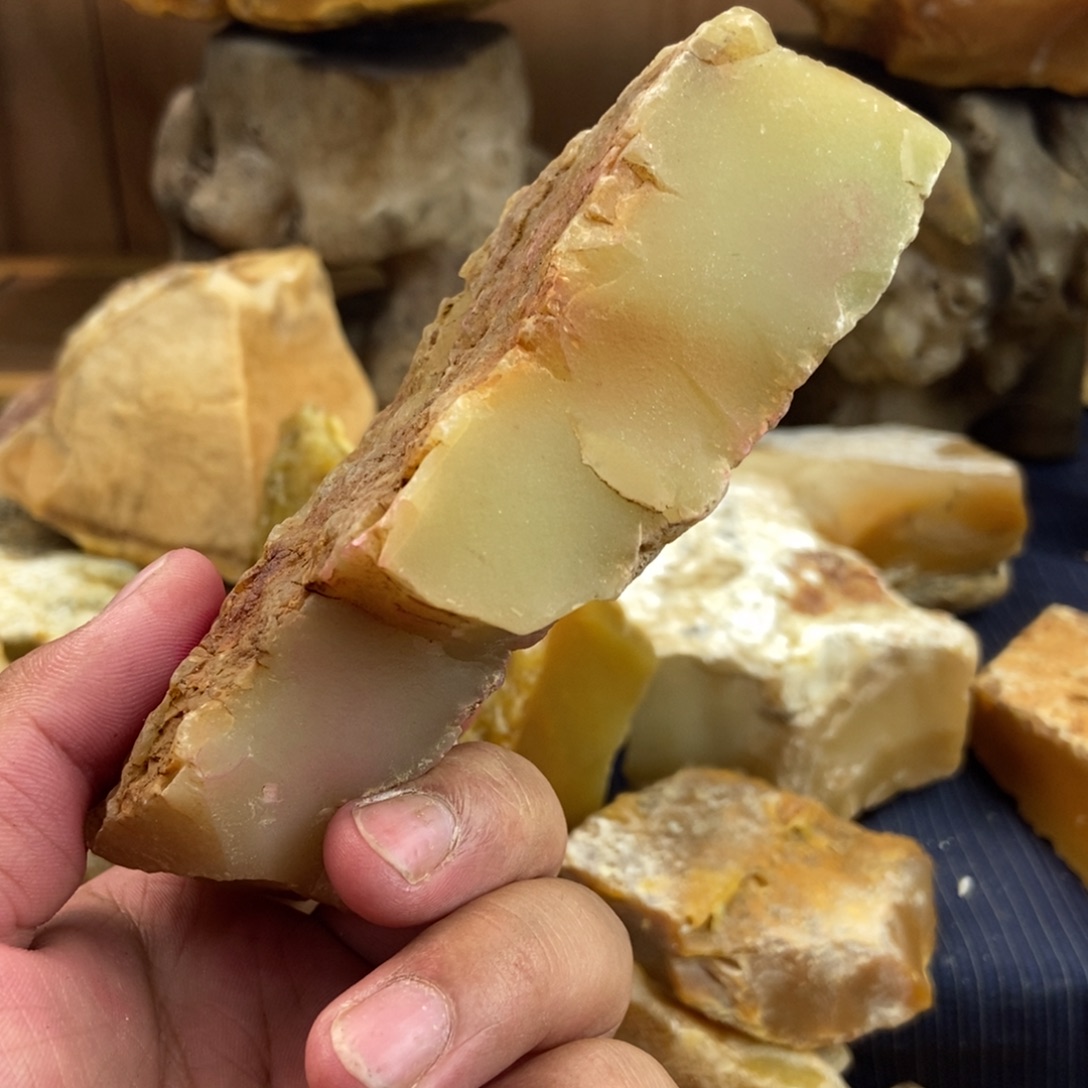 石英质玉（黄龙玉）未镶嵌珠宝奇石