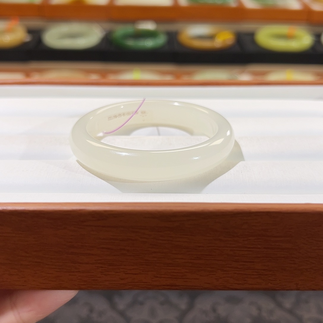 和田玉手镯未镶嵌  【荧光猫眼冰白】