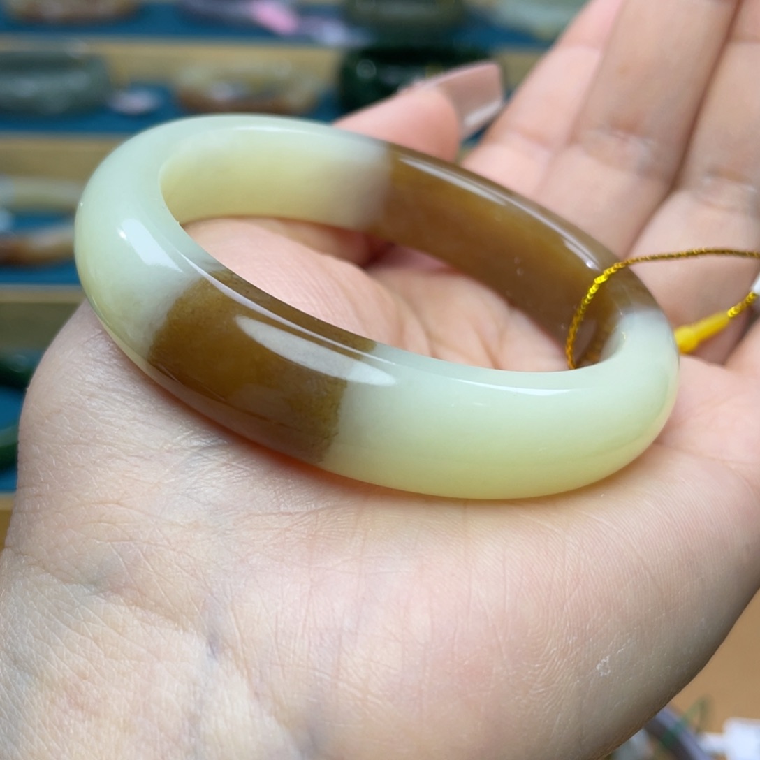 和田玉手镯55圈口。编号21未镶嵌