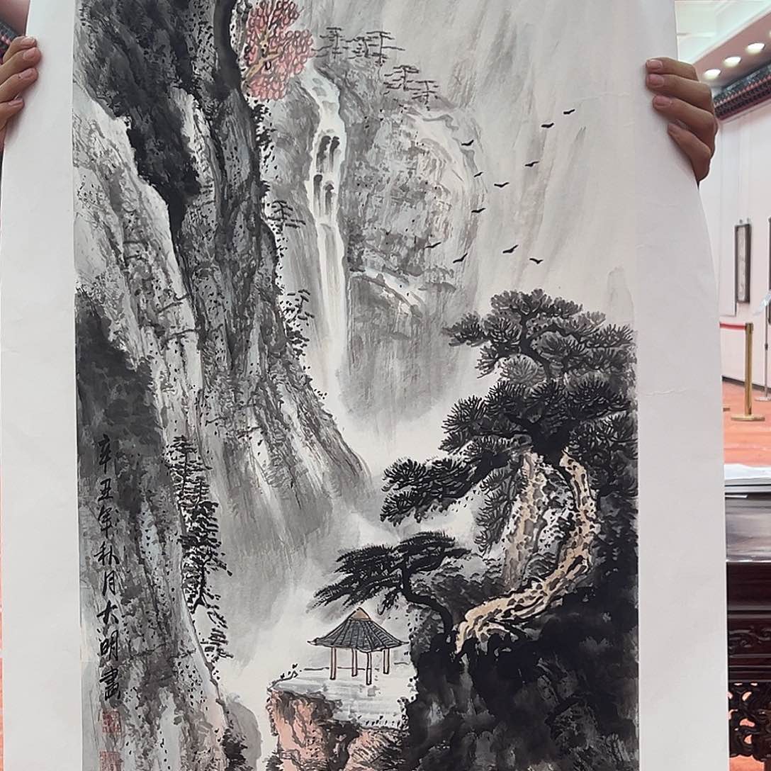 国画朱大明原作溯源带证件合影视频