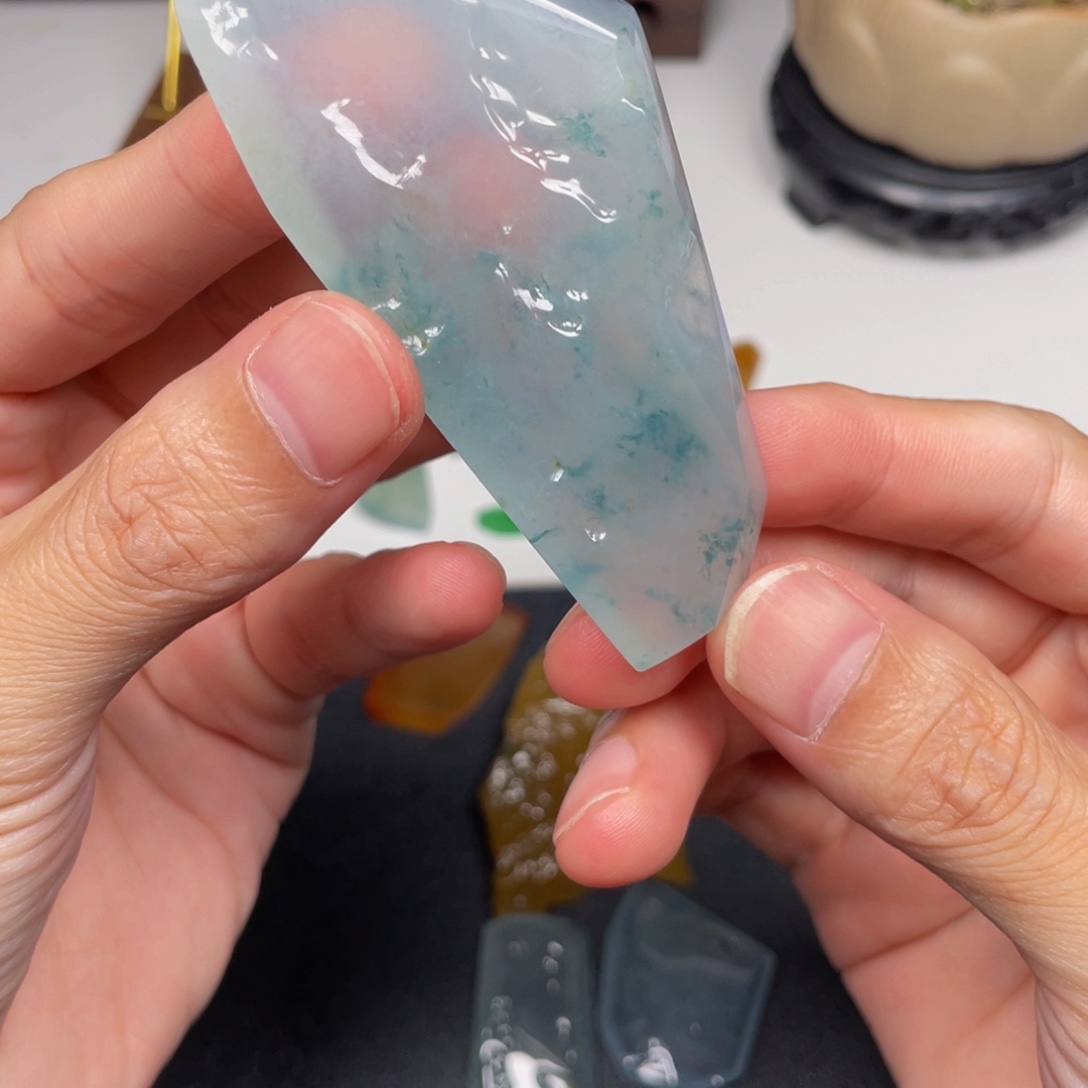 翡翠未镶嵌颈饰观音人物牌