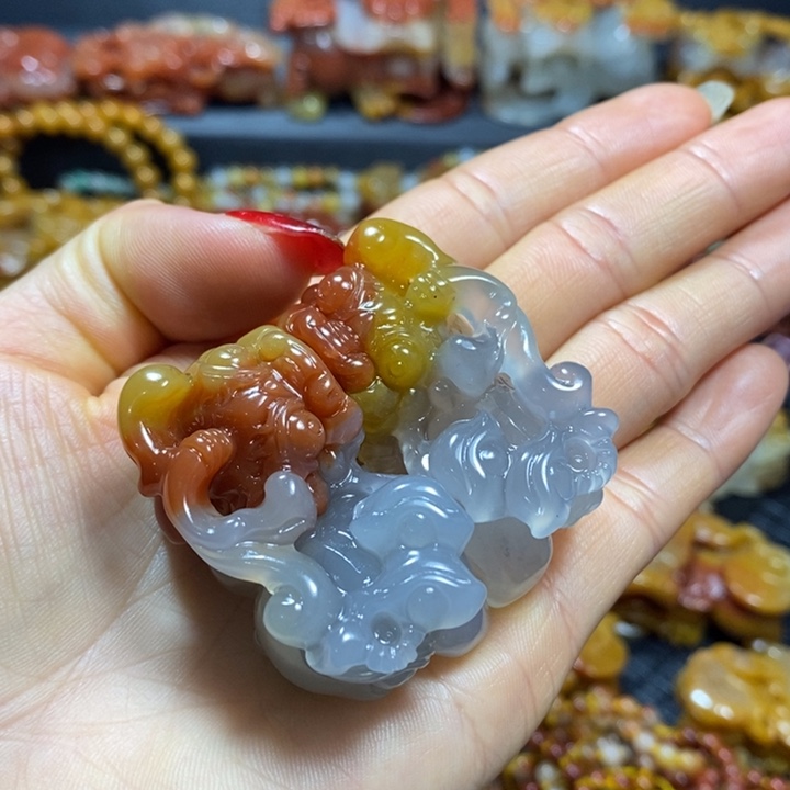 烟****石英质玉（黄龙玉）未镶嵌颈饰