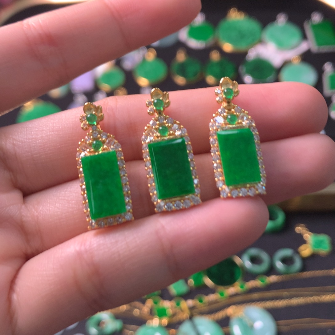 翡翠未镶嵌颈饰无事牌