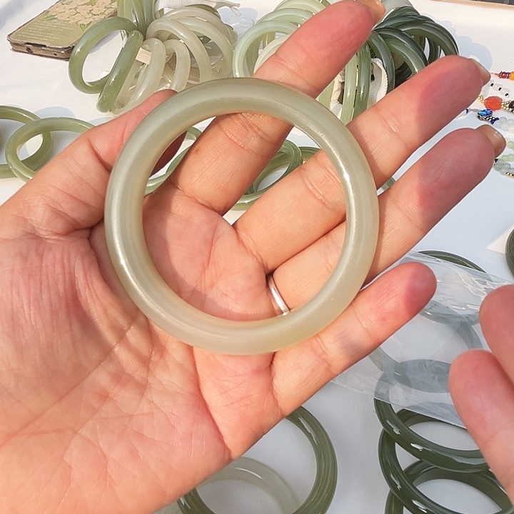 和田玉手镯未镶嵌