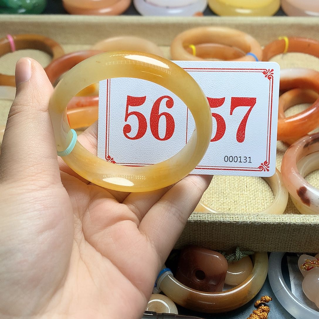 未镶嵌石英质玉（黄龙玉）手镯