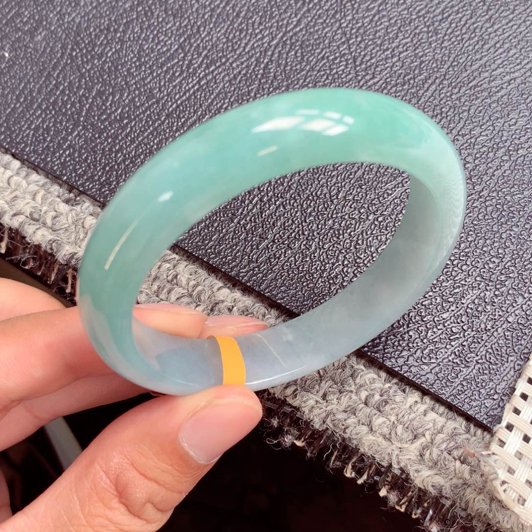 翡翠手镯未镶嵌缅甸