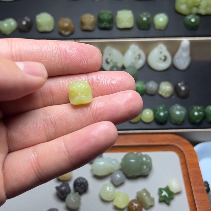 伊****和田玉未镶嵌颈饰