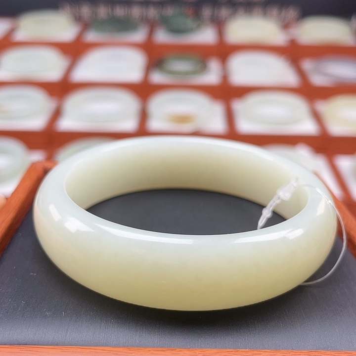 和田玉手镯未镶嵌奶白