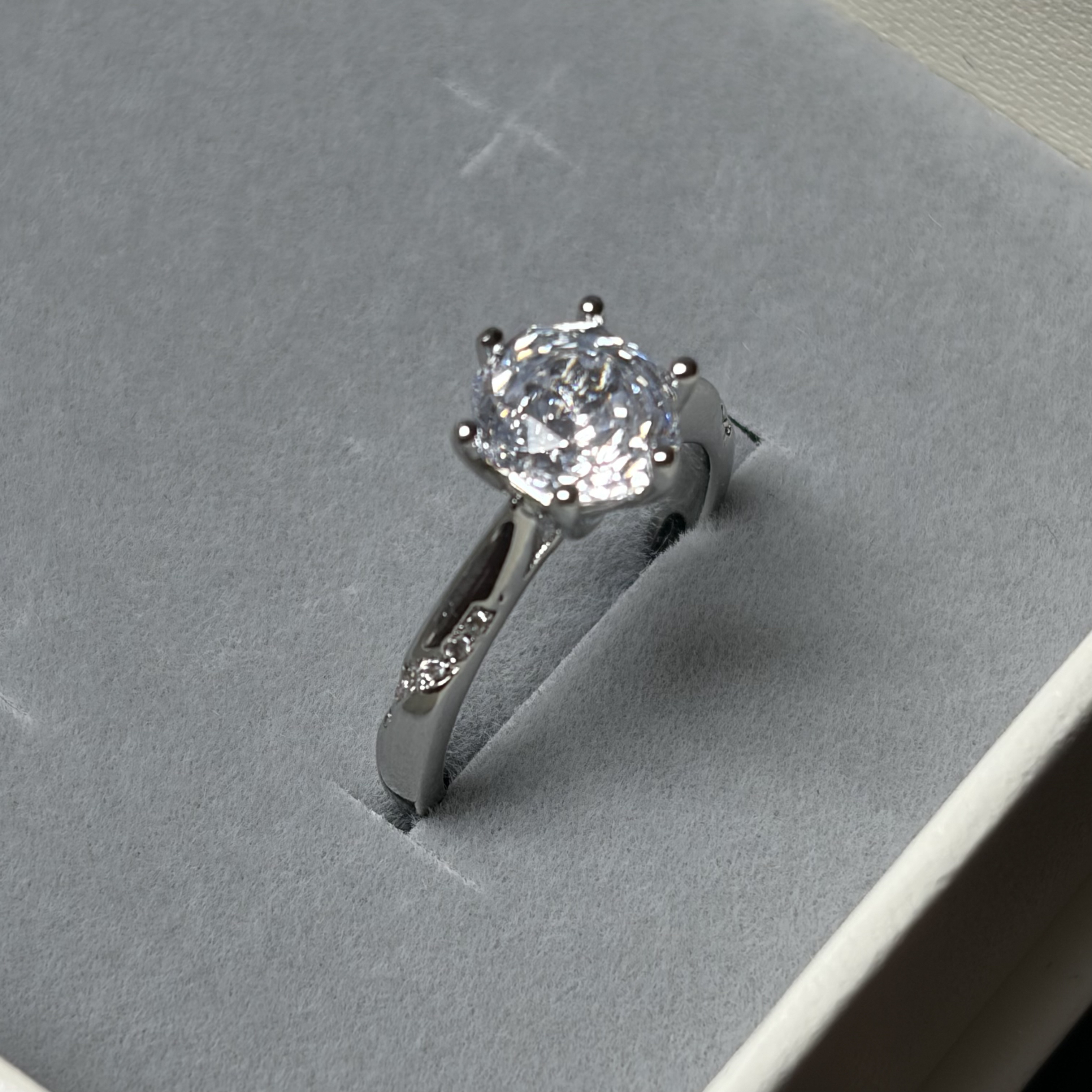 A708超美玫瑰切经典白色戒指