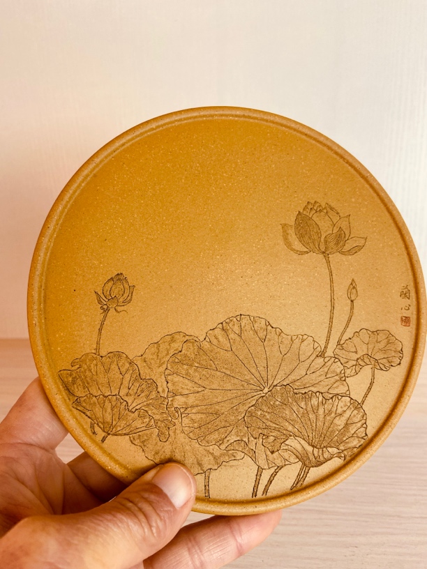 段泥壶承，直径16厘米。手工刻绘。