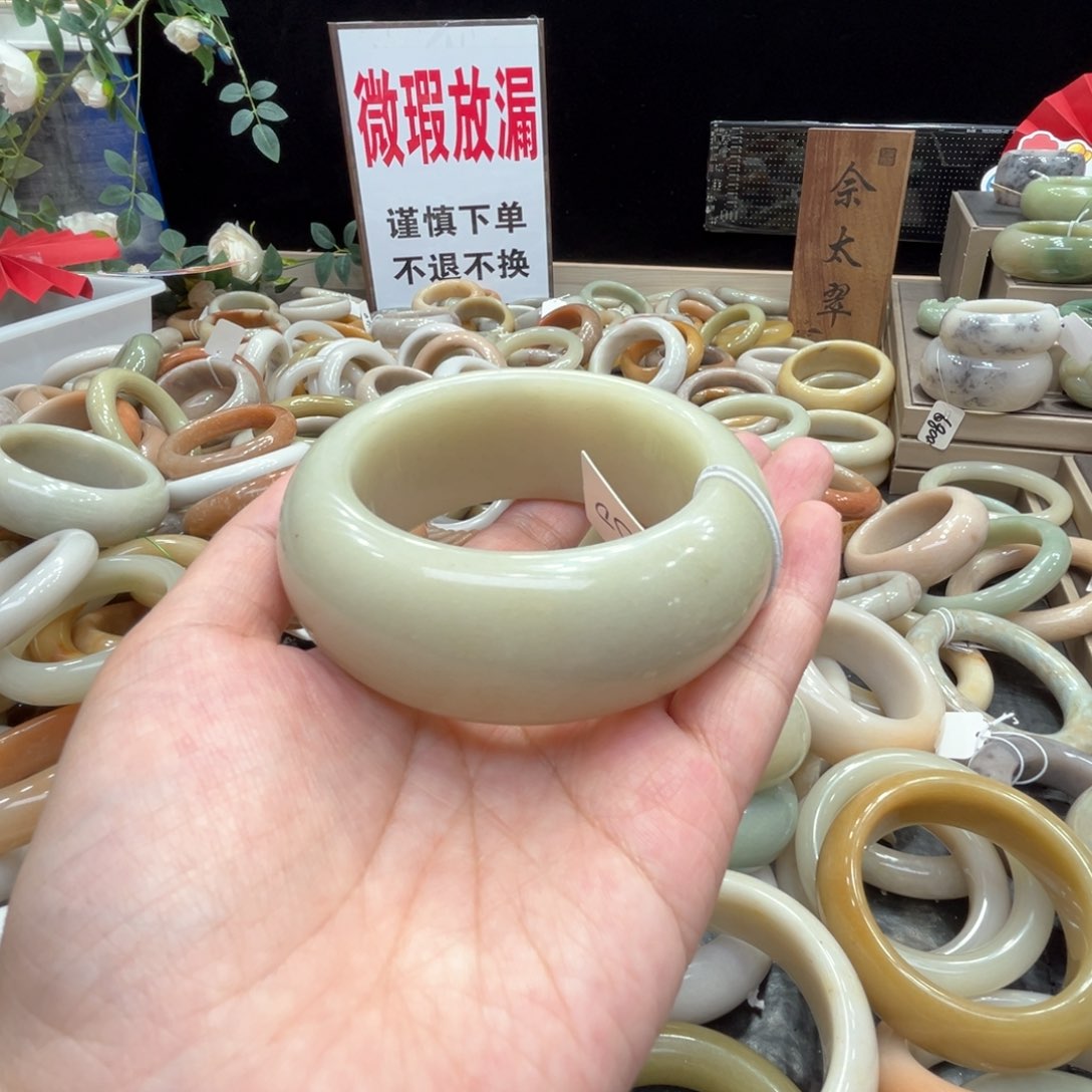 石英质玉手镯（圆镯）未镶嵌