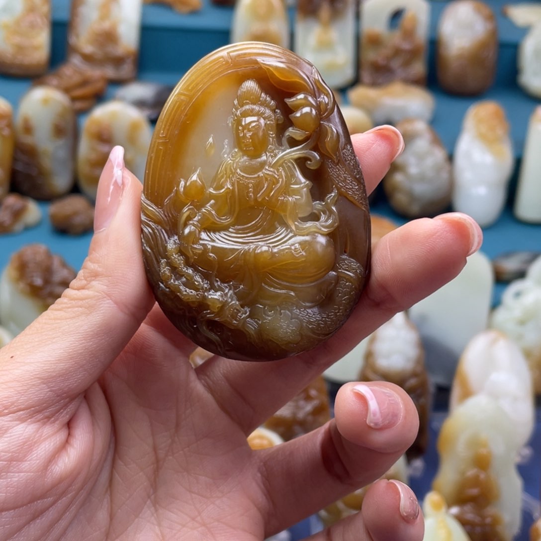 和田玉颈饰未镶嵌黑****?