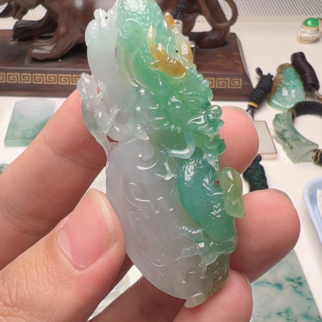 翡翠挂件未镶嵌龙牌