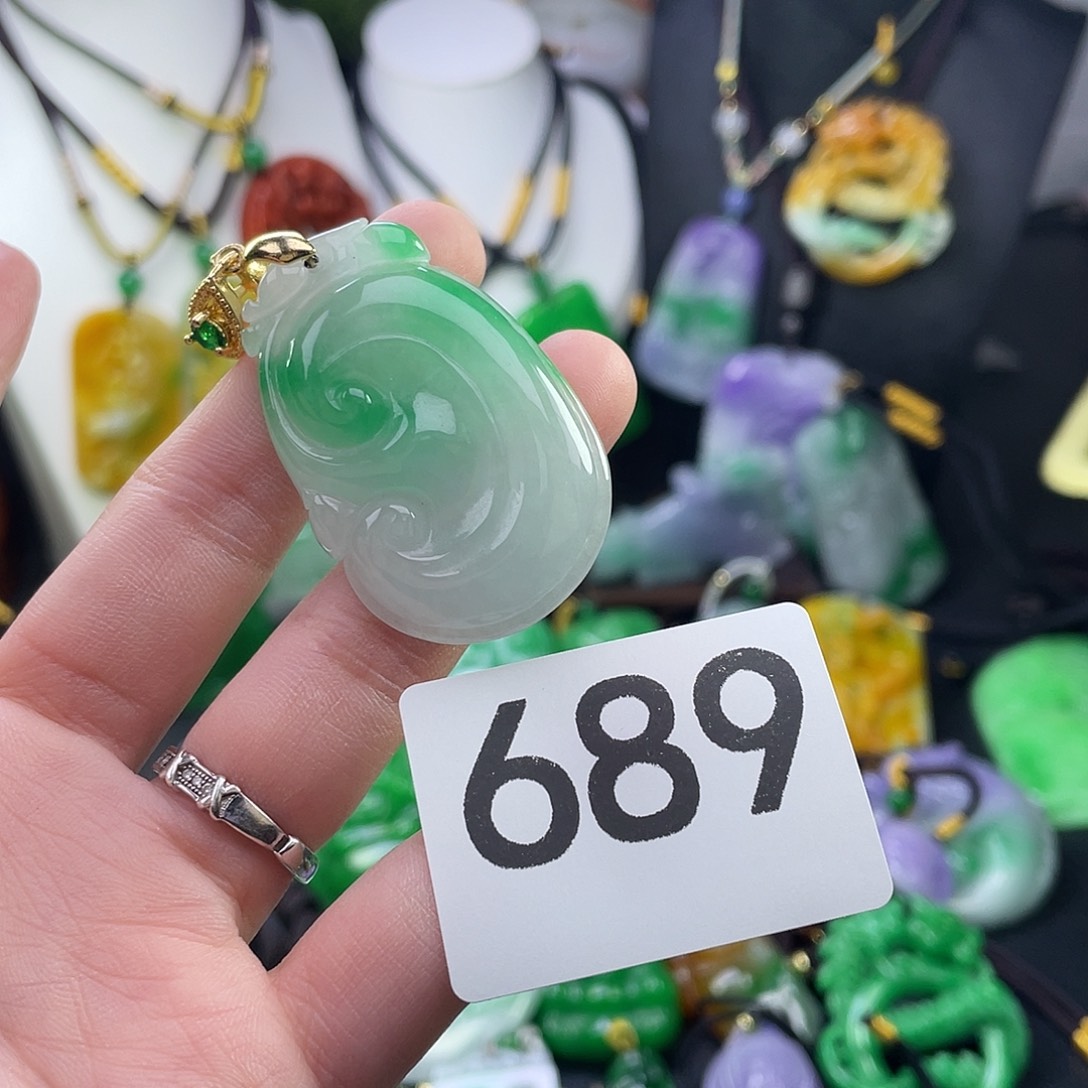 翡翠未镶嵌吊坠(赠链)