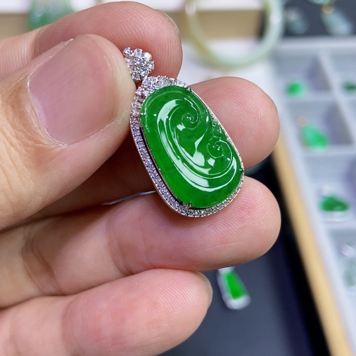 翡翠18K金镶嵌颈饰