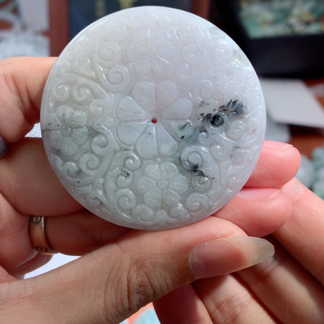 翡翠未镶嵌颈饰翡翠有瑕疵