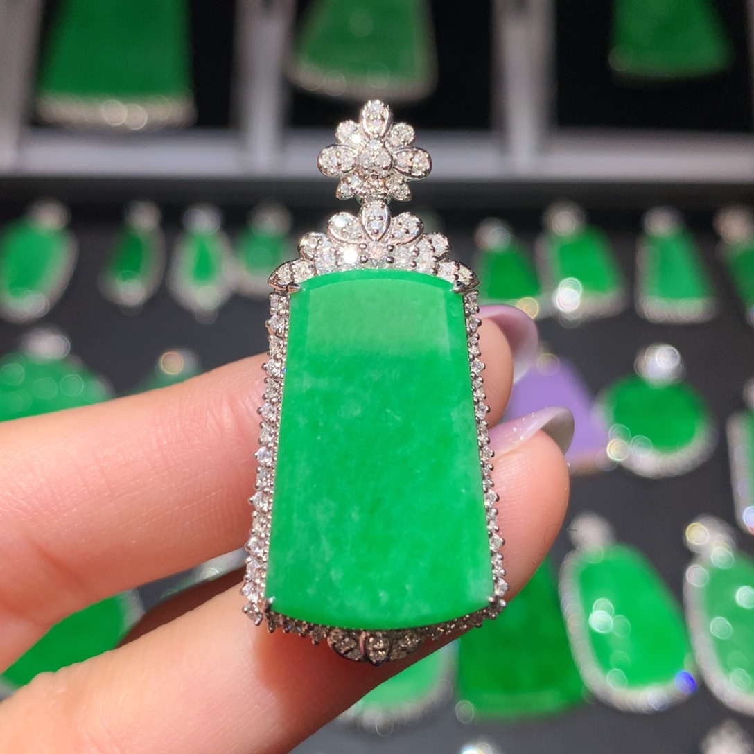 翡翠颈饰18K金镶嵌翡翠