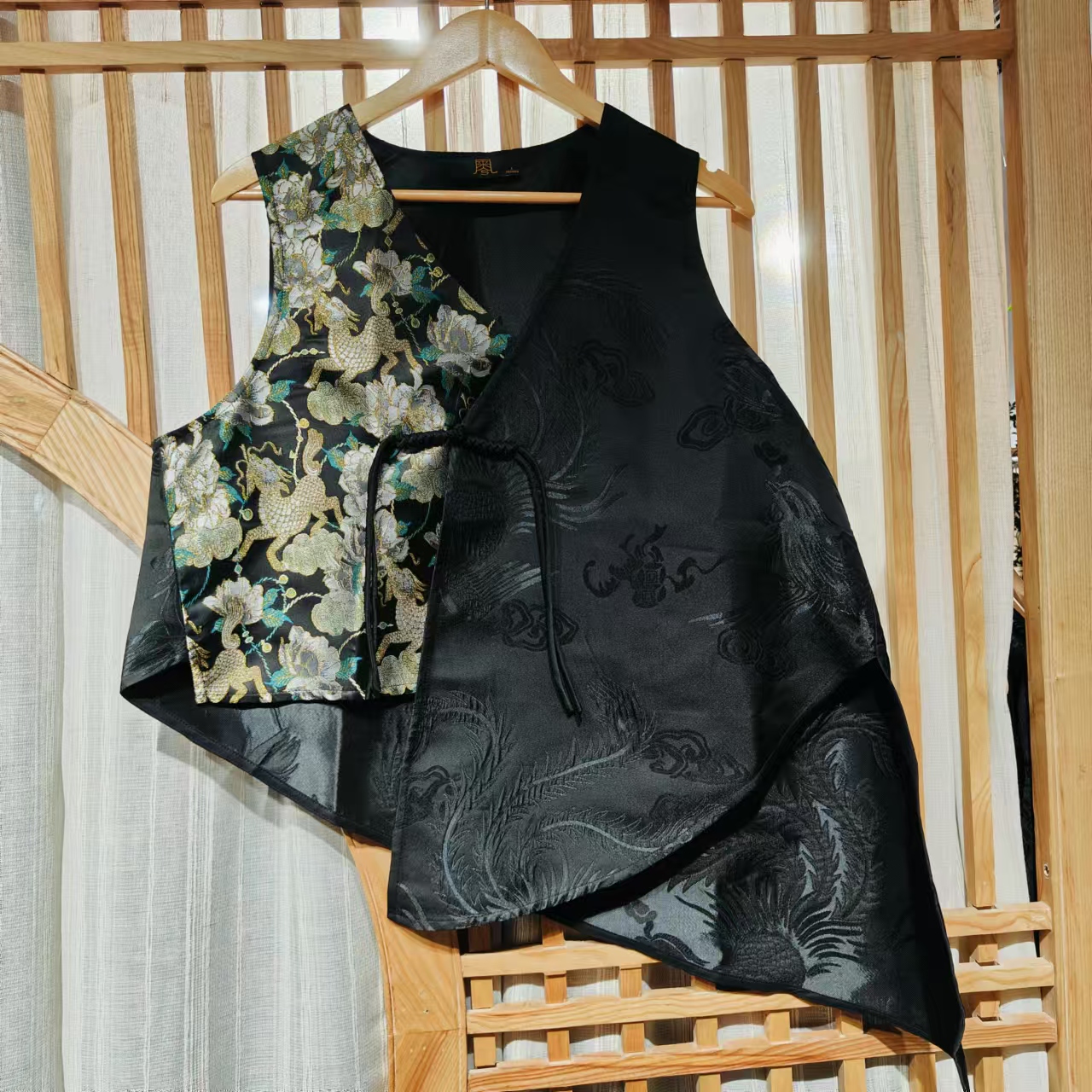  凤徕兮私人定黑底黄色麒麟扑花拼接不规则一粒扣马甲 (LS529)