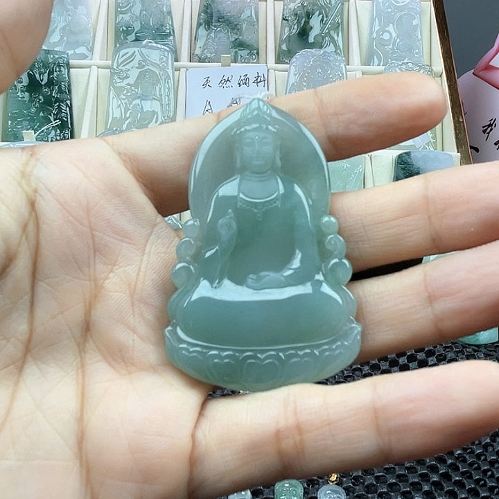 颈饰未镶嵌翡翠多*。天然翡翠观音