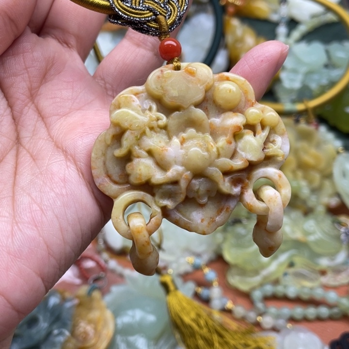 蛇纹石玉吊坠合金