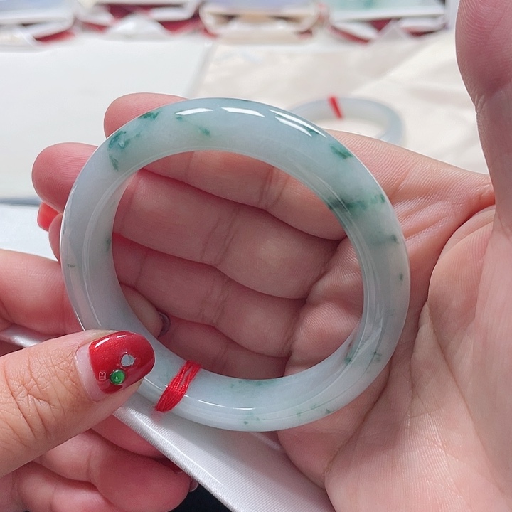 翡翠手镯（圆镯）未镶嵌缅甸翡翠手镯56圈