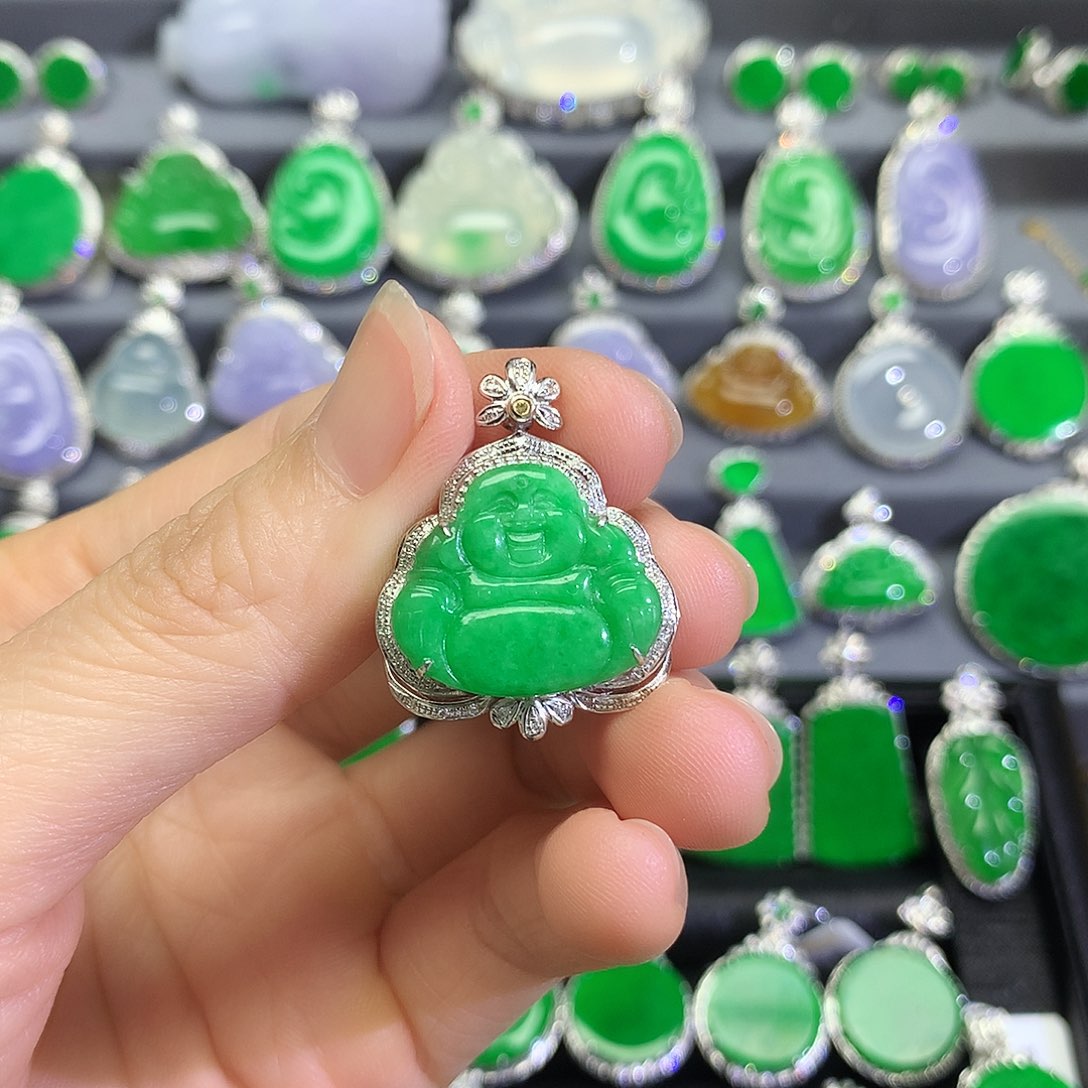 翡翠18K金镶嵌颈饰吊坠