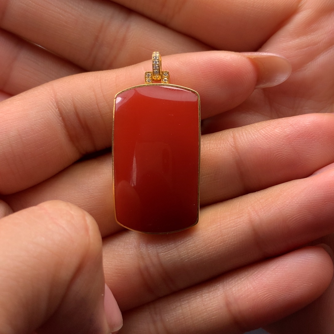 18K金镶嵌吊坠南红玛瑙永***贝